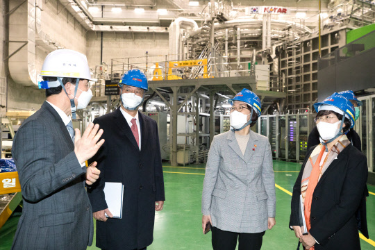 임혜숙(왼쪽 세번째) 과기정통부 장관이 대전 유성구 한국핵융합에너지연구원에서 유석재 핵융합연 원장(첫번째)로부터 KSTAR에 대해 설명을 듣고 있다.  과기정통부 제공